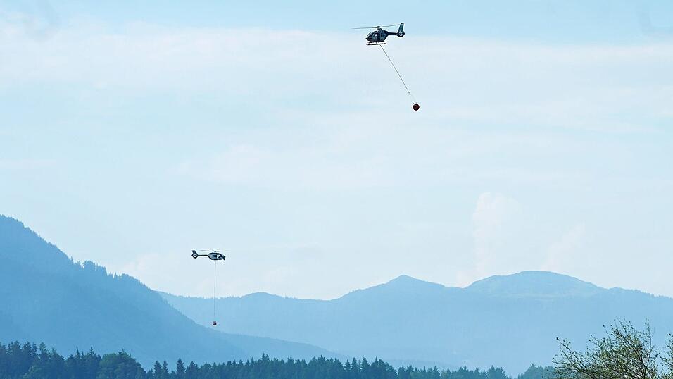 Hubschrauber mit Löschwasser aus dem Chiemsee fliegen zu einem Wald- und Moorbrand. (Archivbild) Hubschrauber mit Löschwasser aus dem Chiemsee fliegen zu einem Wald- und Moorbrand. (Archivbild)