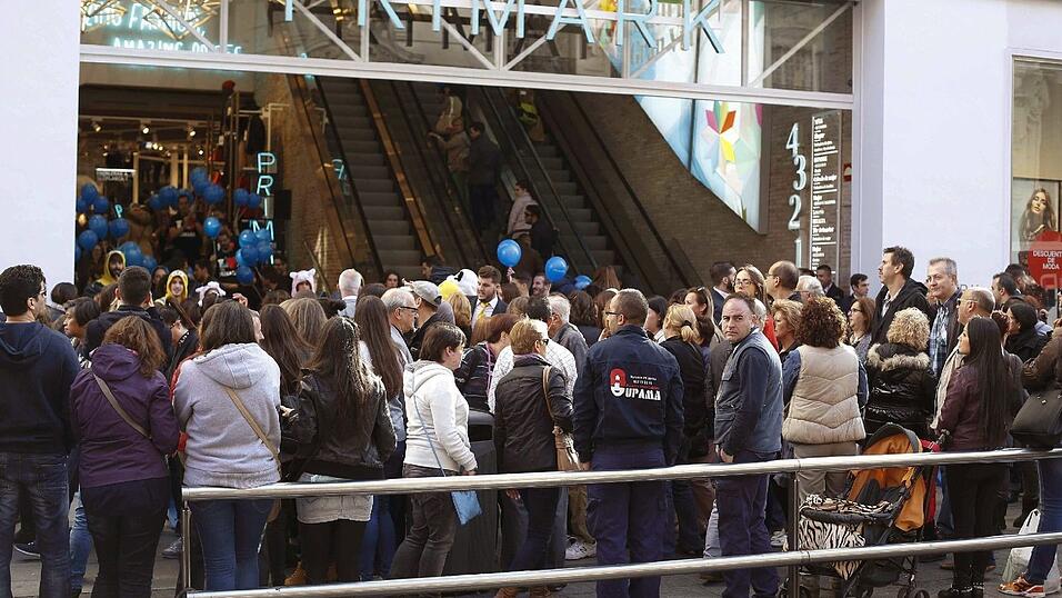 Gibt's hier was geschenkt? Nein! Solche Szenen sind typisch für Eröffnungen von Primark-Filialen.