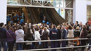Gibt's hier was geschenkt? Nein! Solche Szenen sind typisch für Eröffnungen von Primark-Filialen.
