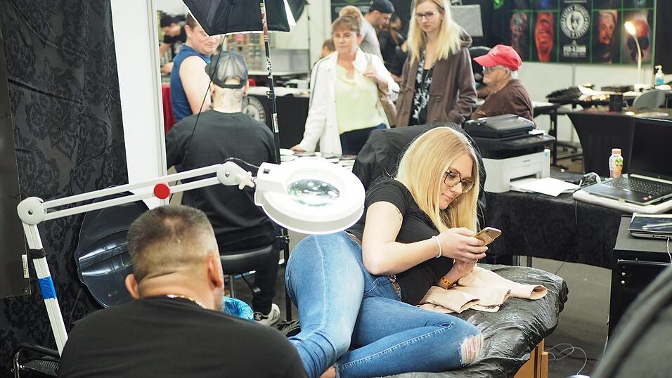 Rund 40 Aussteller und etwa 90 Tattoo-Künstler sind auf der Tattoo Convention in Straubing vertreten. Rund 40 Aussteller und etwa 90 Tattoo-Künstler sind auf der Tattoo Convention in Straubing vertreten.