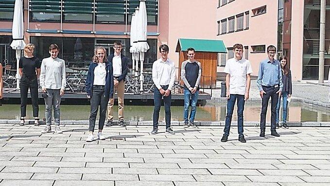 Teilnehmer und Betreuer des Bionik-Camps, ein Gemeinschaftsprojekt von Technischer Hochschule Deggendorf und Rohde & Schwarz. Teilnehmer und Betreuer des Bionik-Camps, ein Gemeinschaftsprojekt von Technischer Hochschule Deggendorf und Rohde & Schwarz.