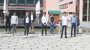Teilnehmer und Betreuer des Bionik-Camps, ein Gemeinschaftsprojekt von Technischer Hochschule Deggendorf und Rohde & Schwarz. Teilnehmer und Betreuer des Bionik-Camps, ein Gemeinschaftsprojekt von Technischer Hochschule Deggendorf und Rohde & Schwarz.