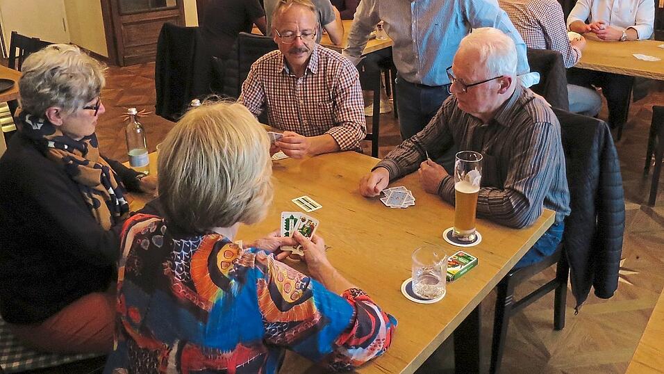 Das Schafkopfen kann man - dank Erich Rohrmayers Seminar - in jedem Alter lernen. Das Schafkopfen kann man - dank Erich Rohrmayers Seminar - in jedem Alter lernen.