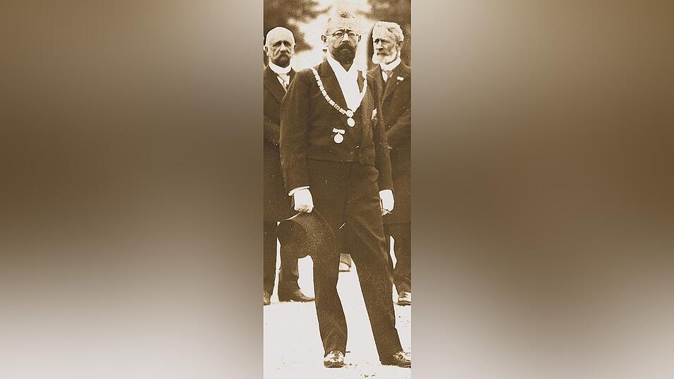 Der Leiblfinger Josef Maily (Mitte) lenkte von 1916 bis 1929 die Geschicke der Stadt Straubing. Der Leiblfinger Josef Maily (Mitte) lenkte von 1916 bis 1929 die Geschicke der Stadt Straubing.