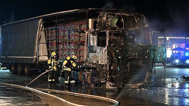 Der ausgebrannte Lastwagen. 