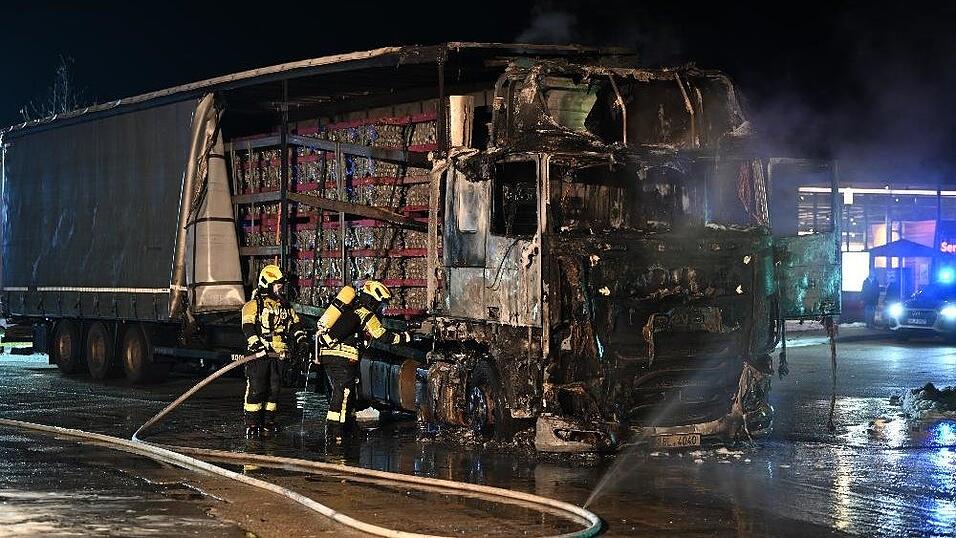 Der ausgebrannte Lastwagen. 