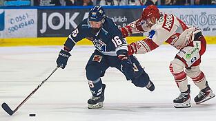 Kaum Zugriff: Der EV Landshut um Jakob Mayenschein (rechts) hat sich bei den Kassel Huskies sehr schwer getan und den starken Sturm der Hessen kaum stoppen k&ouml;nnen.