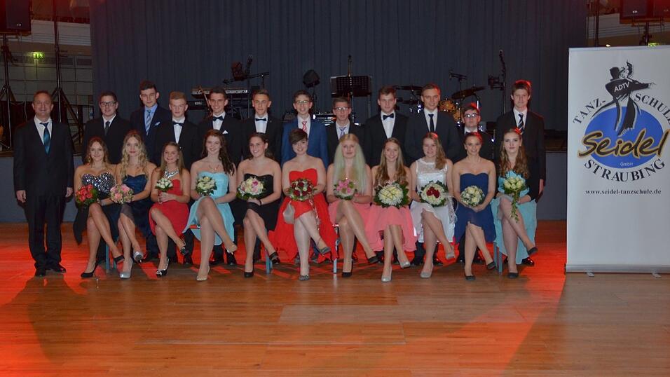 Die Bilder vom Abschlussball der Tanzschule Seidel in der Fraunhofer-Halle am 28. November. Die Bilder vom Abschlussball der Tanzschule Seidel in der Fraunhofer-Halle am 28. November.
