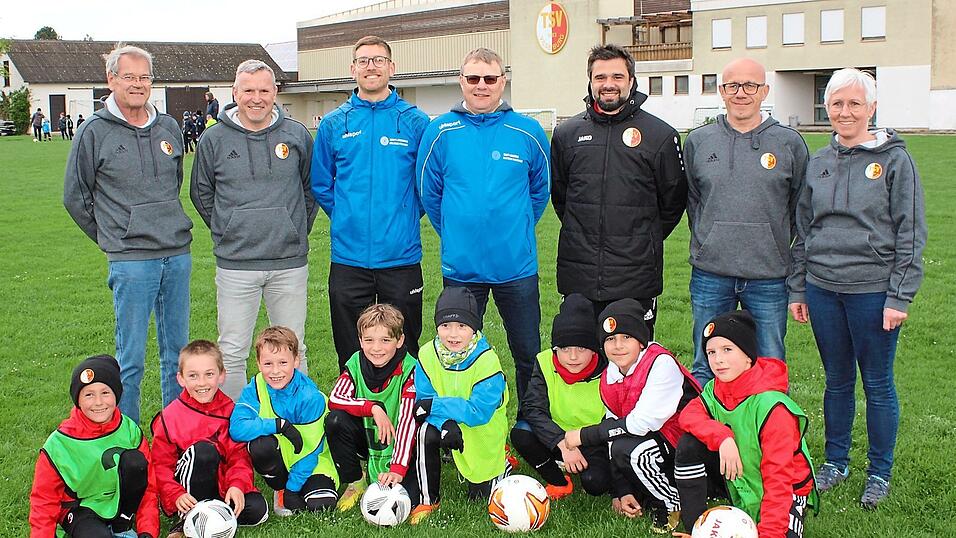 Freuen sich auf die weitere Zusammenarbeit: TSV-Fu&szlig;ballabteilungsleiter Sepp Perzl, sein Stellvertreter Christian Deliano, SEMPT-St&uuml;tzpunktleiter Julian Unterreithmeier, SEMPT-Trainer Matthias Hausinger, TSV- Nachwuchstrainer J&uuml;rgen Rackerseder, Jugendleiter Hermann Eberl, Kleinfeldleiterin Birgit Schmideder sowie die F1-Junioren des TSV Vilsbiburg.