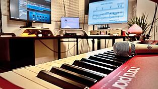 In der Stimmwerkstatt geht es Steffi Denk auch um die Person hinter der Stimme. Sie arbeite nicht nach Stundenplan, sondern in echter Begegnung, sagt die Sängerin. In der Stimmwerkstatt geht es Steffi Denk auch um die Person hinter der Stimme. Sie arbeite nicht nach Stundenplan, sondern in echter Begegnung, sagt die Sängerin.