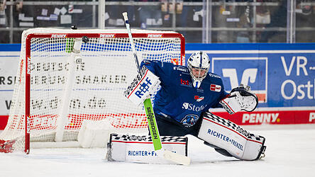 Mit neuer Ausr&uuml;stung: Tigers-Schlussmann Florian Bugl durfte am Freitag sein erstes Heimspiel 2025/26 bestreiten und feierte beim 3:2-Comeback &uuml;ber Bremerhaven seinen ersten Sieg seit dem 26. September.