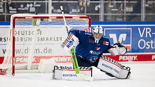 Mit neuer Ausr&uuml;stung: Tigers-Schlussmann Florian Bugl durfte am Freitag sein erstes Heimspiel 2025/26 bestreiten und feierte beim 3:2-Comeback &uuml;ber Bremerhaven seinen ersten Sieg seit dem 26. September.