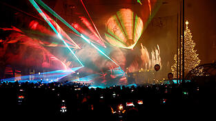 Die Lasershow zu Silvester lockte in den vergangenen Jahren zahlreiche Besucher in die Altstadt. 2025 verzichtete die Stadt aus Kostengr&uuml;nden auf die Veranstaltung - eine private Initiative pr&uuml;ft nun eine Fortf&uuml;hrung des Events.