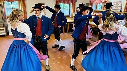 In voller Montur: Die Tracht der &bdquo;Riedlstoana&ldquo; besteht aus einem blauen Rock, einem blauen Mieder und einer rosa Sch&uuml;rze - einem &bdquo;Firdal&ldquo;, wie man im Dorf sagt. Die M&auml;nner tragen eine Kniebundlederhose, Weste und Janker.