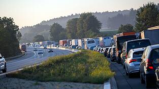 Wie lange die Sperrung der A9 Richtung M&uuml;nchen andauert, ist nicht klar.