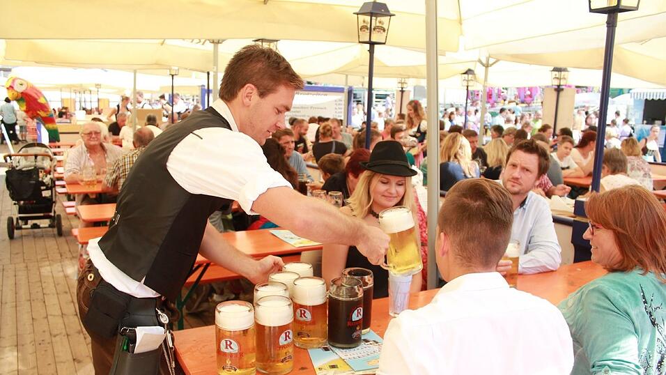 Nerven, Ehrgeiz und Durchhalteverm&ouml;gen - ohne diese Eigenschaften hat es eine Bedienung schwer auf dem G&auml;ubodenvolksfest