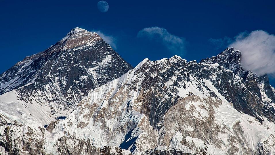 Wir wagen nun einen Ausblick im Abendlicht vom Renjo La Paß (5.417 Meter hoch) nach Osten auf den Himalaya mit dem Mount Everest, Nuptse und Lhotse. Damit sind wir jetzt in Asien angekommen.