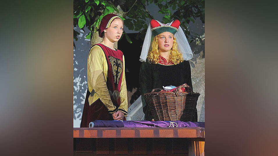 Lea Sittl (l.) sprang ein und Annika Fink begleitete sie mit Rat und Tat.