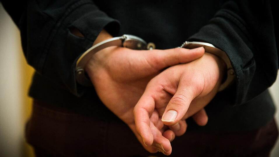 Zwei Jugendliche warfen am Samstag, 20. Januar, einen Böller in ein asiatisches Restaurant. Einer von ihnen rief dazu eine Parole, die nationalsozialistisches Gedankengut vermuten lässt. (Symbolbild) Zwei Jugendliche warfen am Samstag, 20. Januar, einen Böller in ein asiatisches Restaurant. Einer von ihnen rief dazu eine Parole, die nationalsozialistisches Gedankengut vermuten lässt. (Symbolbild)