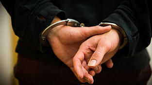 Zwei Jugendliche warfen am Samstag, 20. Januar, einen Böller in ein asiatisches Restaurant. Einer von ihnen rief dazu eine Parole, die nationalsozialistisches Gedankengut vermuten lässt. (Symbolbild) Zwei Jugendliche warfen am Samstag, 20. Januar, einen Böller in ein asiatisches Restaurant. Einer von ihnen rief dazu eine Parole, die nationalsozialistisches Gedankengut vermuten lässt. (Symbolbild)