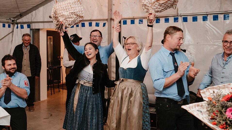 Festbraut Anna Pichlmeyer und Festmutter Ursula Pichlmeyer freuten sich &uuml;ber die Einsatzbereitschaft der Feuerwehrler.