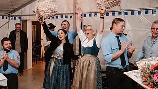 Festbraut Anna Pichlmeyer und Festmutter Ursula Pichlmeyer freuten sich &uuml;ber die Einsatzbereitschaft der Feuerwehrler.