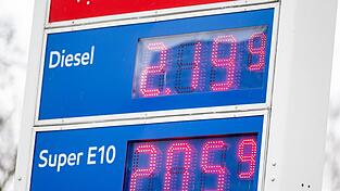 Der Liter Diesel kostet derzeit an der Tankstelle &uuml;ber 2 Euro. (Symbolbild)