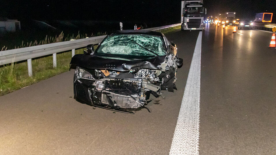 Das verunfallte Fahrzeug war nicht mehr fahrbereit. Das verunfallte Fahrzeug war nicht mehr fahrbereit.