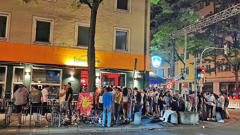 Gerade an der Kreuzung Schelling-/Türkenstraße tummeln sich im Sommer viele junge Leute noch spät nachts. Gerade an der Kreuzung Schelling-/Türkenstraße tummeln sich im Sommer viele junge Leute noch spät nachts.