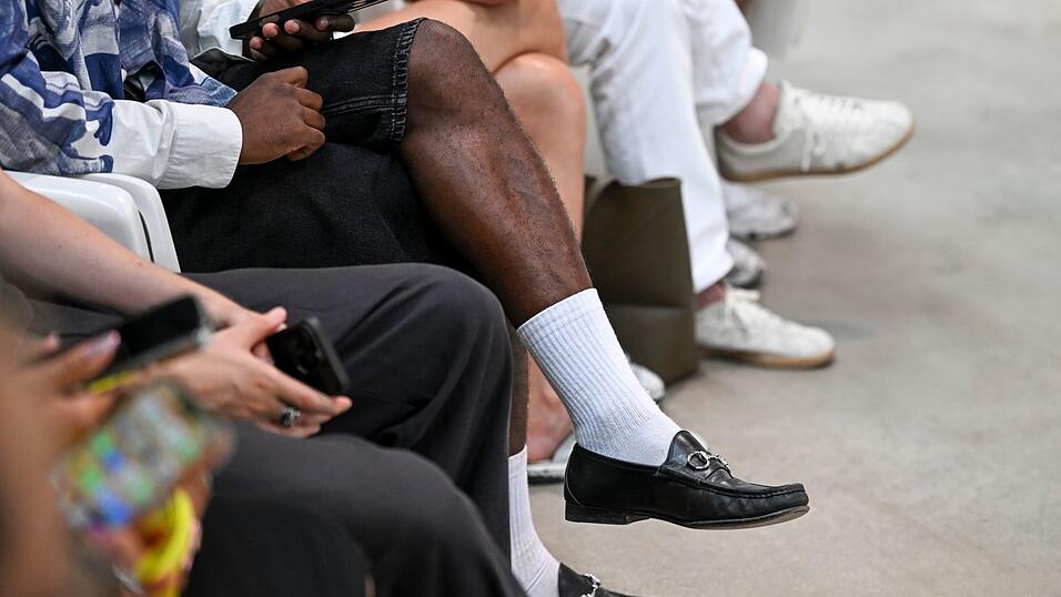 Weiße Socken und Loafer zur kurzen Hose - 2026 kein Problem. (Archivbild) Weiße Socken und Loafer zur kurzen Hose - 2026 kein Problem. (Archivbild)