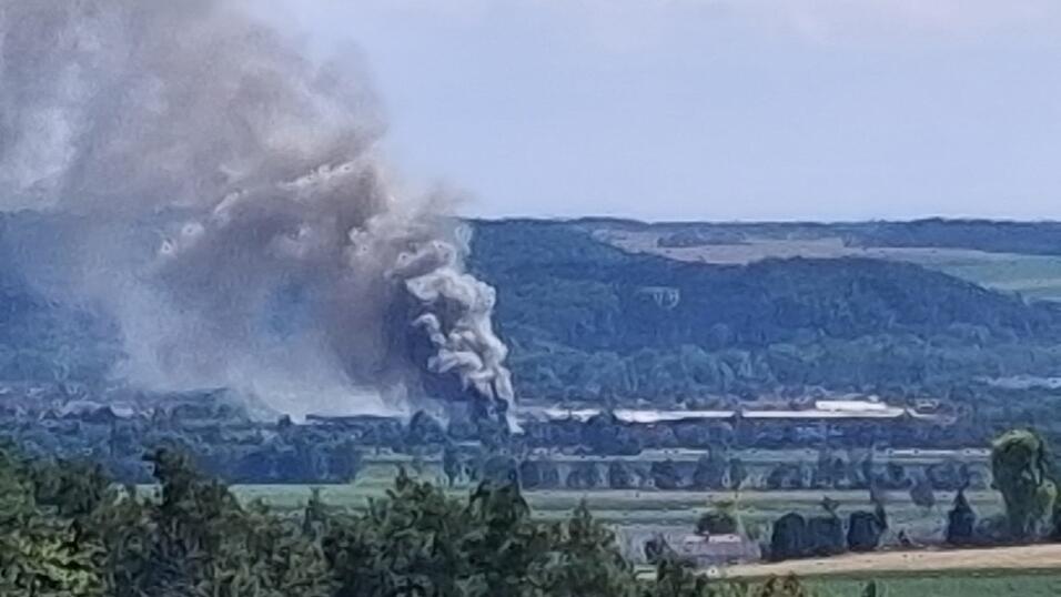 Nach ersten Erkenntnissen steht die Sortieranlage in Flammen. Nach ersten Erkenntnissen steht die Sortieranlage in Flammen.