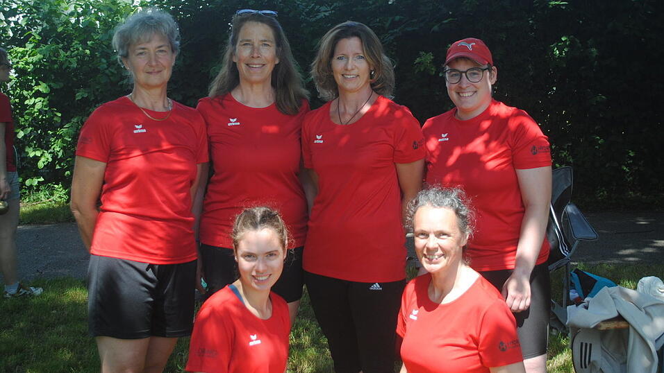 Freuten sich über ihre guten Ergebnisse: Octavia-Ingeborg Ispan (v.l.), Brigitte Wallstabe-Watermann, Pia Stern (kniend) Steffi Würzinger, Nicola Plößner (kniend) und Christina Kammerer. Freuten sich über ihre guten Ergebnisse: Octavia-Ingeborg Ispan (v.l.), Brigitte Wallstabe-Watermann, Pia Stern (kniend) Steffi Würzinger, Nicola Plößner (kniend) und Christina Kammerer.
