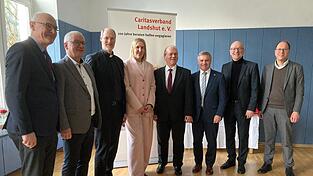 Prof. Dr. Herrmann Sollfrank, Michael Wei&szlig;mann, Franz Joseph Baur, Magdalena Dauer, Ludwig Stangl, Peter Dreier, Alexander Putz und Pfarrer Wolfgang Hierl (von links)