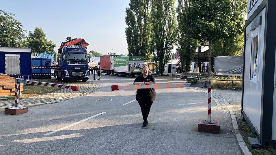 Corinna Grill, Mitarbeiterin des DBS-Sicherheitsdienstes, steht an der Schranke bei der Einfahrt am Kinseherberg. Corinna Grill, Mitarbeiterin des DBS-Sicherheitsdienstes, steht an der Schranke bei der Einfahrt am Kinseherberg.