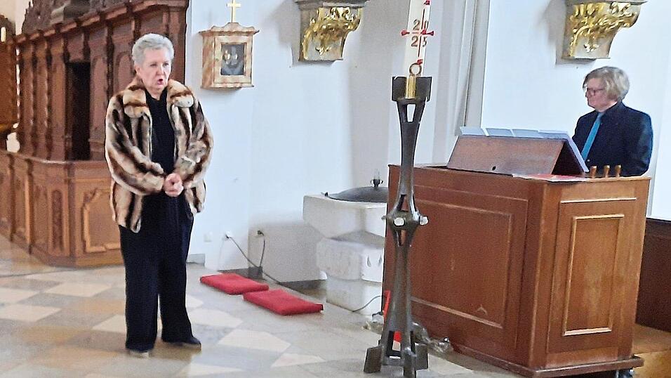 Sopranistin Eva Urbanová und Regionalkantor Wolfgang Kraus bei ihrer Darbietung am Sonntagnachmittag in der Pfarrkirche. Sopranistin Eva Urbanová und Regionalkantor Wolfgang Kraus bei ihrer Darbietung am Sonntagnachmittag in der Pfarrkirche.