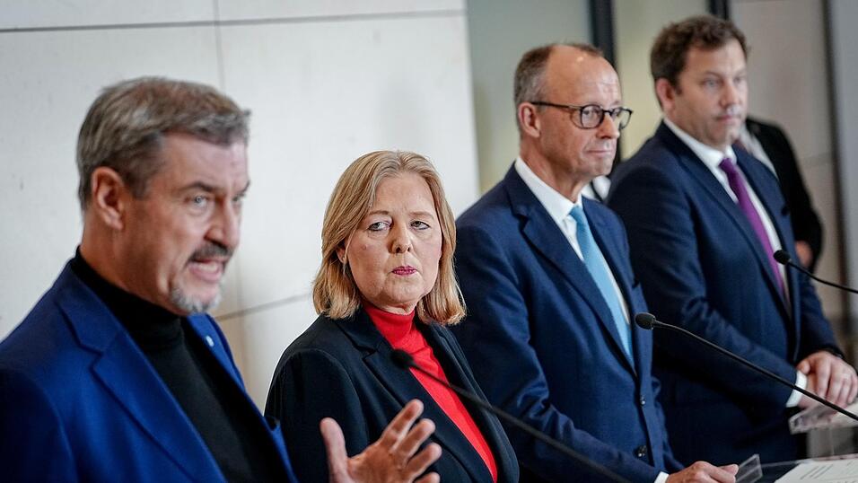 Die Parteichefs (v. l.) Markus Söder (CSU), Bärbel Bas (SPD), Friedrich Merz (CDU) und Lars Klingbeil (SPD) verkünden nach den oft nächtlichen Sitzungen die Ergebnisse der gemeinsamen Beratungen. (Archiv) Die Parteichefs (v. l.) Markus Söder (CSU), Bärbel Bas (SPD), Friedrich Merz (CDU) und Lars Klingbeil (SPD) verkünden nach den oft nächtlichen Sitzungen die Ergebnisse der gemeinsamen Beratungen. (Archiv)