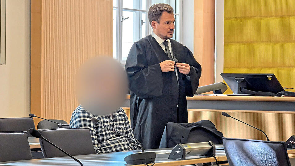 Der Mandant (l.) von Anwalt Johannes Büttner soll laut einer Zeugenaussage Stimmen gehört haben. Der Mandant (l.) von Anwalt Johannes Büttner soll laut einer Zeugenaussage Stimmen gehört haben.