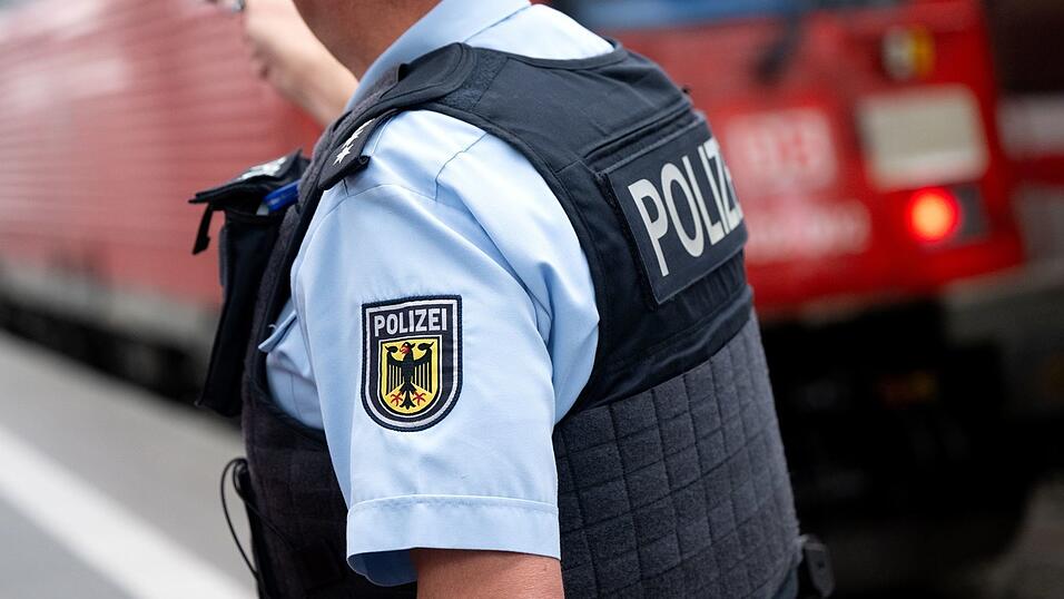 Die Bundespolizei nahm die drei Jugendlichen mit aufs Revier, die Identität des vierten Beteiligten muss noch ermittelt werden. (Symbolbild) Die Bundespolizei nahm die drei Jugendlichen mit aufs Revier, die Identität des vierten Beteiligten muss noch ermittelt werden. (Symbolbild)