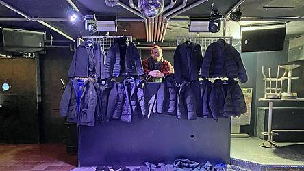 Tiefenrausch-Inhaber Michael Rott &auml;u&szlig;ert sich zu den verschwundenen Jacken. Gleichzeitig zeigt er, wie viele Kleidungsst&uuml;cke in den vergangenen Wochen liegengeblieben sind und immer noch auf ihre Besitzer warten.