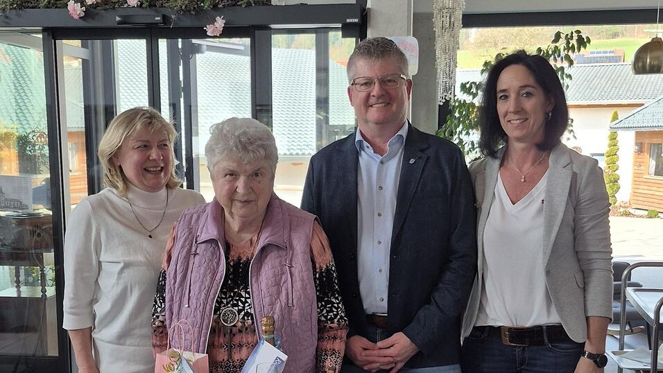 Zusammen mit Tochter Martina (l.) und Geschäftsführerin Nicole Traurig gratuliert Bürgermeister Heinz Niedermayer der Jubilarin, Helga Mühlbauer, zum 80. Geburtstag. Zusammen mit Tochter Martina (l.) und Geschäftsführerin Nicole Traurig gratuliert Bürgermeister Heinz Niedermayer der Jubilarin, Helga Mühlbauer, zum 80. Geburtstag.