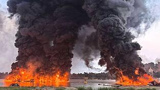 Eine gewaltige Rauchs&auml;ule stieg in den Himmel.