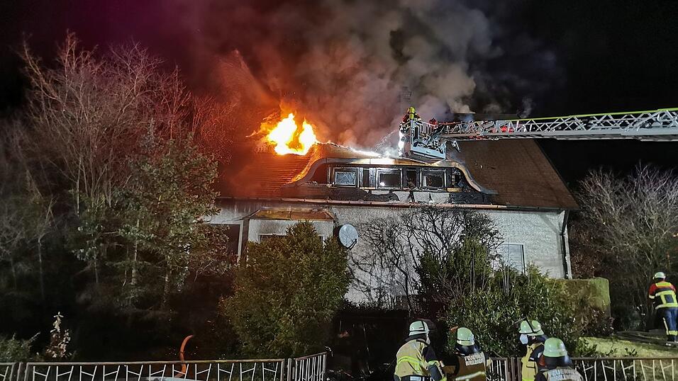 Feuerwehreinsatz in der Nacht von Donnerstag auf Freitag in Burglengenfeld. Dort stand der Dachstuhl eines Einfamilienhauses in Flammen.