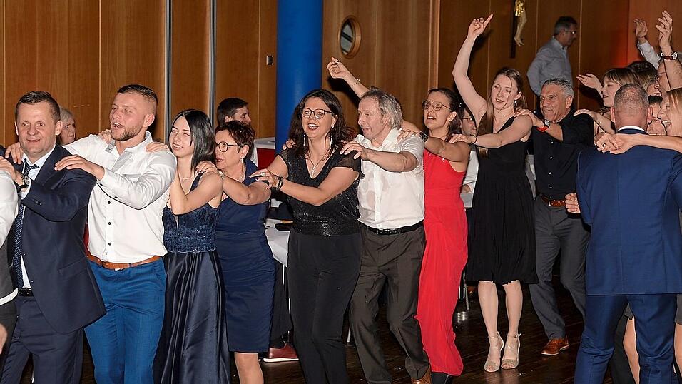 Mehr geht nicht: auf der Tanzfl&auml;che wurde ausgiebig mit einer Polonaise gefeiert.