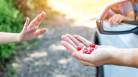 'Steig in kein fremdes Auto, auch wenn dir jemand Süßigkeiten anbietet' - diesen Rat geben viele Eltern. Die Rottenburger Therapeutin Anja Bauer gibt weitere Tipps, wie Eltern ihre Kinder auf die Begegnung mit Fremden vorbereiten sollten.