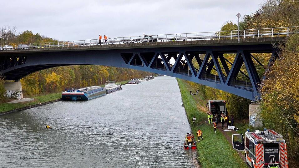 Eine Boie markiert den Ort, an dem das Wrack im Mittellandkanal lag. Bis zu seiner Bergung war der Schiffsverkehr unterbrochen. Eine Boie markiert den Ort, an dem das Wrack im Mittellandkanal lag. Bis zu seiner Bergung war der Schiffsverkehr unterbrochen.