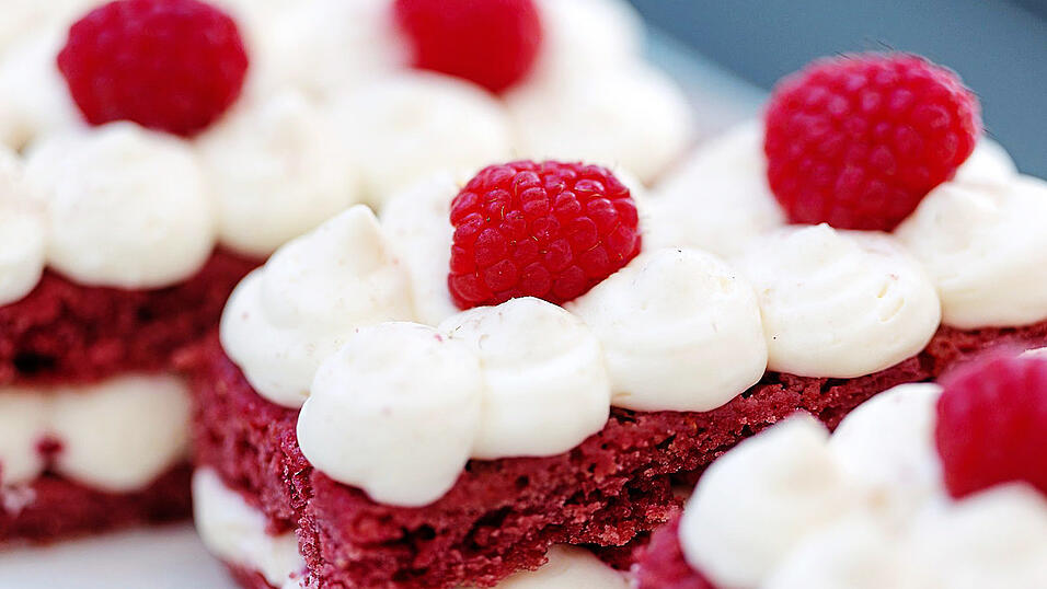 Kuchen und Torten geh&ouml;ren heuer zu den Wegbereitern des Sonnenzugs - bei der gemeinsamen Auftaktaktion von Caritas und Straubinger Tagblatt am Karsamstag vor dem Verlagsgeb&auml;ude und in dessen Eingangsflur.