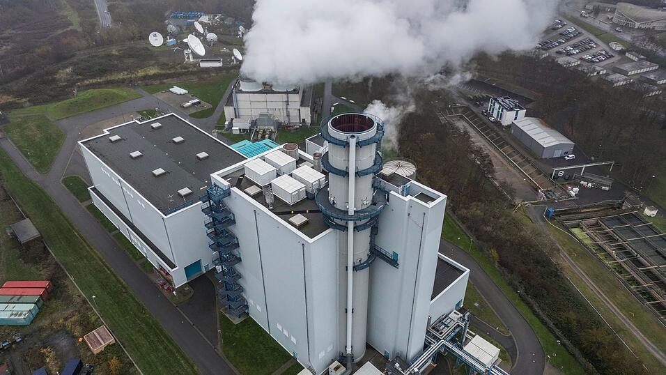 Dampf steigt aus der K&uuml;hlung eines Gaskraftwerkes in H&uuml;rth. (Archivbild)