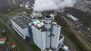 Dampf steigt aus der K&uuml;hlung eines Gaskraftwerkes in H&uuml;rth. (Archivbild)