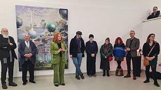 Er&ouml;ffneten die Ausstellung (v.l.): Erich Gruber, Vorsitzender der Gemeinschaft Bildender K&uuml;nstler, B&uuml;rgermeister Werner Sch&auml;fer, Kuratorin Christiane Heppler mit den K&uuml;nstlern der Ausstellung in der Galerie Halle II im Alten Schlachthof im Rahmen von &bdquo;Utopia II - Die Kunst&ldquo;.