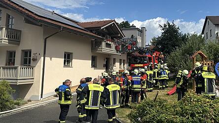 Mitarbeiter der Schreinerei haben den Brand an der CNC-Maschine bereits abl&ouml;schen k&ouml;nnen, die Feuerwehr hat den betroffenen Bereich noch mittels der W&auml;rmebildkamera auf weitere Glutnester kontrolliert.